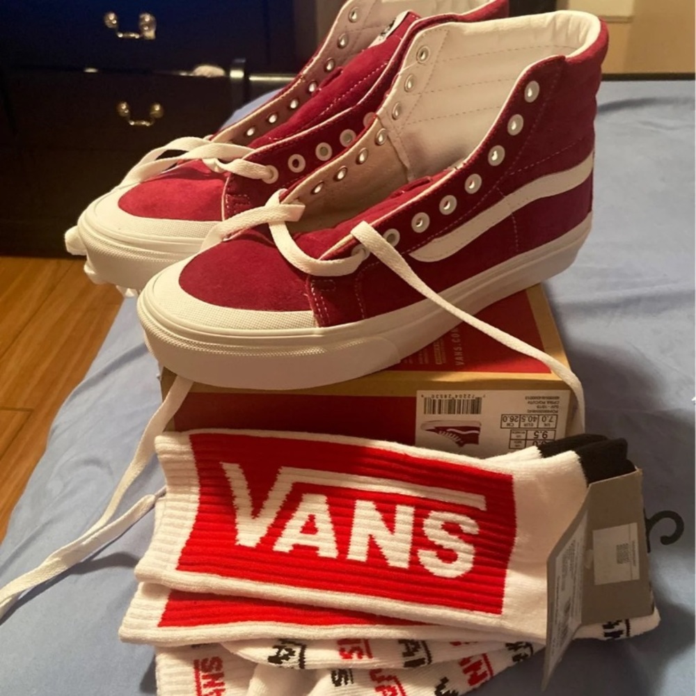 Vans - Picture 2 of 4